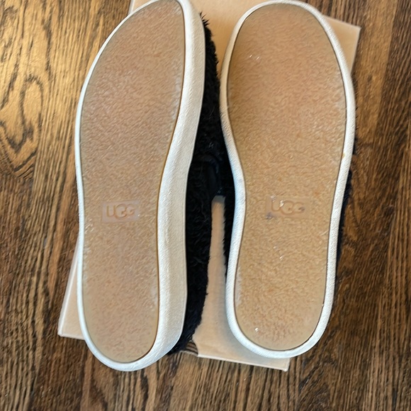 Fun comfy UGG Ricci, black slip-on sneakers. Fuzzy on the outside. Size 7 1/2. - Picture 5 of 7